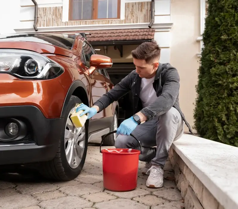 Lavage auto à domicile Prinsuéjols-Malbouzon : professionnel intervenant sur un véhicule
